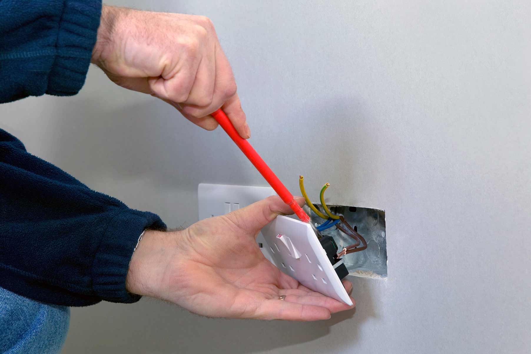 Our electricians can install plug sockets for domestic and commercial proeprties in Mayfair and the local area. 